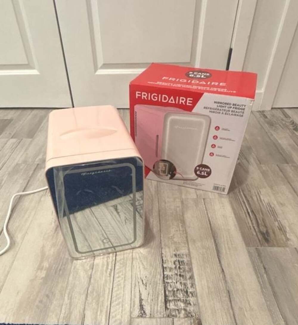 Frigidaire Mirrored Beauty Light Up 9-Can 6.5L Mini Fridge Pink